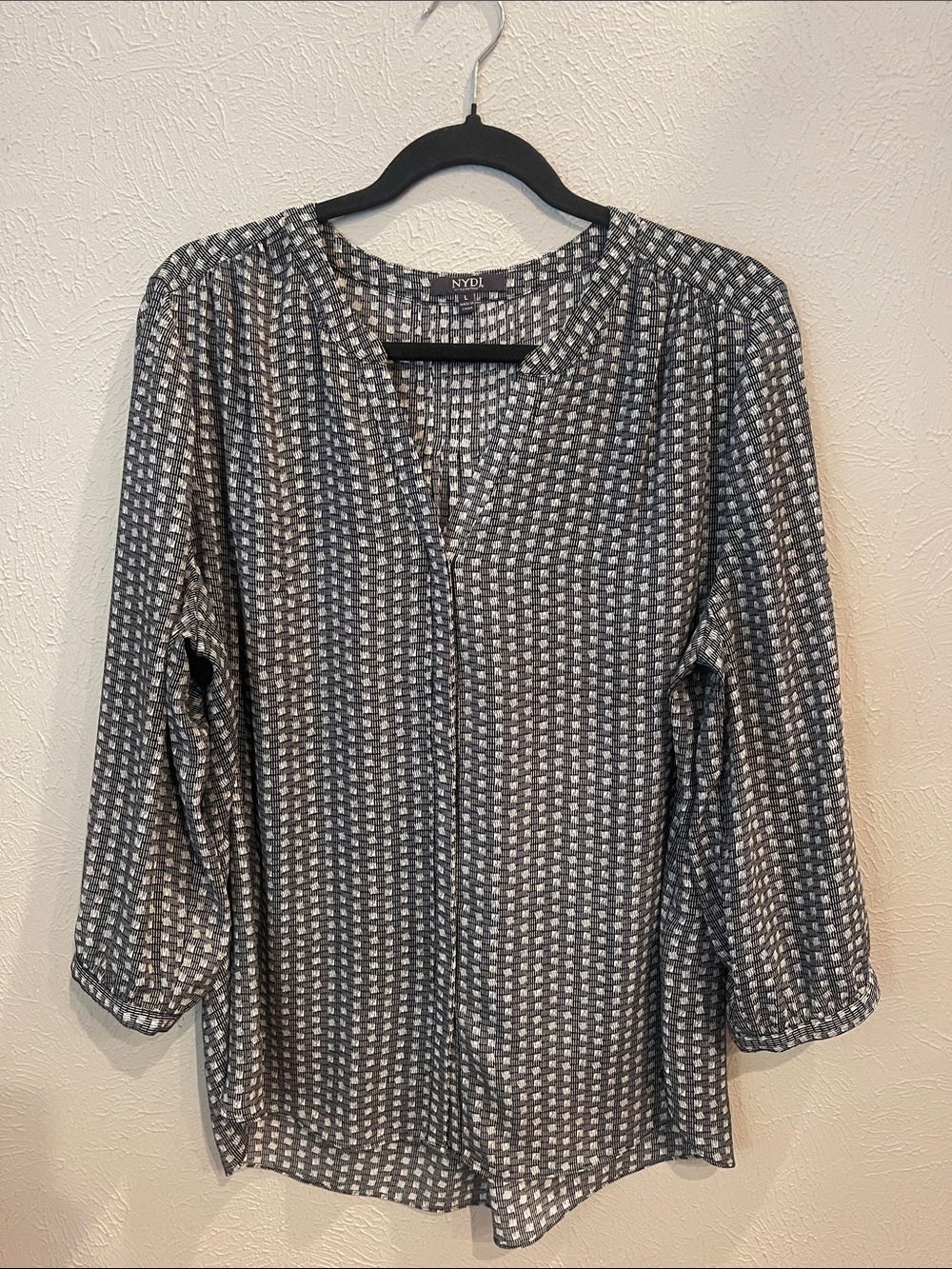 NYDJ Gray Patterned Split-Neck Blouse. Size large.